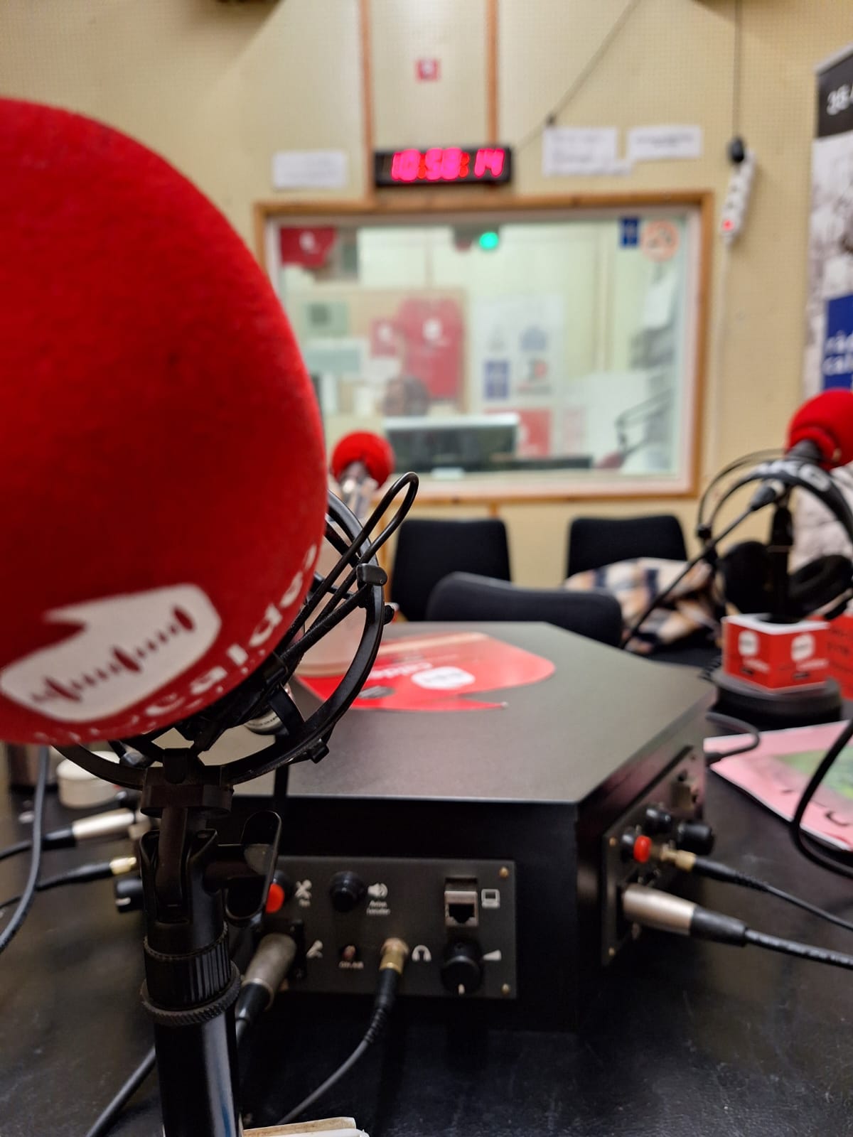Micròfons i estudi de Ràdio Caldes