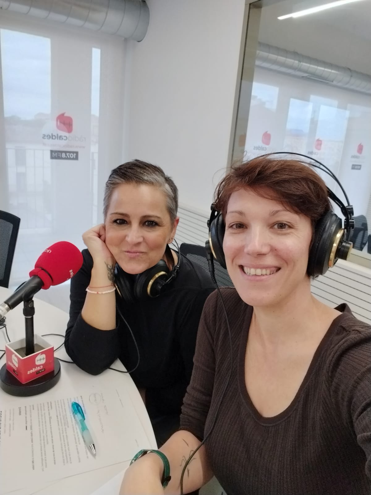 Núria Cortés i Marta Guerrero a l’estudi de ràdio